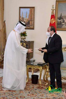 الرئيس المصري عبد الفتاح السيسي – يتلقي رسالة خطية من أمير قطر نقلها وزير الخارجية القطري .