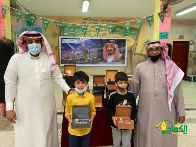 قائد مدرسة ابو هريرة الابتدائية بمكة – يكرم الطلاب المتميزين بالصف الثالث .