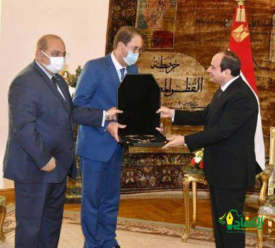 رئيس اللجنة الأولمبية الأفريقية – يقلد الرئيس المصري وسام الاستحقاق .
