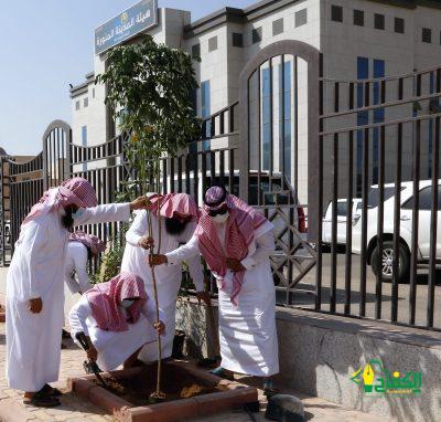 مدير عام هيئة الأمر بالمعروف بالمدينة يشارك بتشجير مباني الهيئات ضمن “مبادرة السعودية الخضراء”.