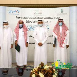 الشمراني يكرم الطالب – محمد فرحان لتحقيقه المركز الثاني في بطولة الاتحاد السعودي للكراتية على مستوى المملكة.