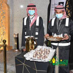 ضمن منافسات كؤوس الملوك – الأمير سعود بن نايف يسلم كأس الأمير نايف بن عبدالعزيز للفائز بالسباق.