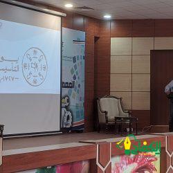  الحسيني – يشرح مفاهيم رسومات شعار يوم التأسيس بالنادي الأدبي بالمدينة.