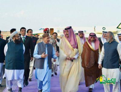 رئيس وزراء باكستان يصل إلى المدينة المنورة.