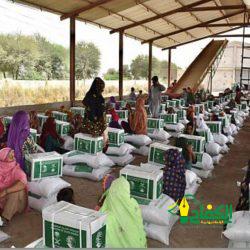 مركز الملك سلمان للإغاثة يُوزع أكثر من 34 طنًا من السلال الغذائية في مديرية دار سعد بعدن