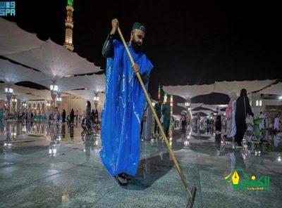 وكالة شؤون المسجد النبوي تكثف أعمالها خلال هطول الأمطار على المدينة المنورة اليوم