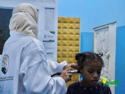 مركز الملك سلمان للإغاثة يقوم بتشخيص 300 طالب بعدن وحضرموت من ضعاف السمع تمهيدا لتزويدهم بسماعات طبية