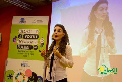 الناشطة الإنسانية سلام حمزة غيث تلقي كلمة مؤثرة امام مئة وعشرين شاباً من مختلف الجنسيات في ايطاليا