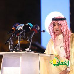 أمير منطقة تبوك يستقبل مدير مطار الأمير سلطان بن عبدالعزيز.