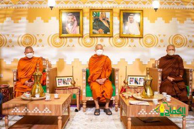 تجولوا بالمعرض وأشادوا بجهود المملكة في نشر قيم السلام والتعايش بالصور – جمع من الرهبان البوذيين يزورون معرض جسور الذي تنظمه وزارة الشؤون الإسلامية في تايلند.