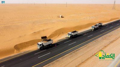 النقل والخدمات اللوجستية تواصل جهودها في معالجة زحف الرمال على حرم الطريق.
