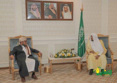 وزير الشؤون الإسلامية يلتقي رئيس اتحاد المجالس الإسلامية بجنوب مملكة تايلند بمكتبه بمحافظة جدة.