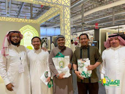 طلاب المنح الدراسية بجامعة الملك سعود من جمهورية إندونيسيا يشيدون بجهود الشؤون الإسلامية في العناية بكتاب الله ونشر الوسطية.