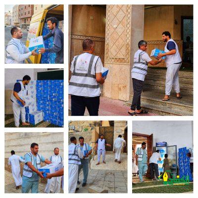 أعضاء فريق رفادة التطوعي يواصلون مبادراتهم التطوعية بتوزيع 200 كرتون ماء في مساجد مكة المكرمة