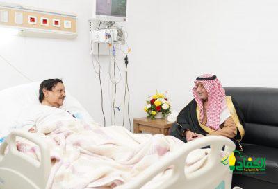 أمير تبوك يطمئن على صحة الشيخ أحمد الخريصي
