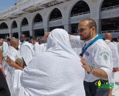 40 طالب وقائد كشفي بتعليم”مكة” يشاركون في خدمة ضيوف الرحمن بالمسجد الحرام .