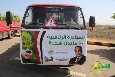 محافظ كفر الشيخ يعلن عن وصول 225 ألف شجرة مثمرة ويزرع أول شجرة برافد الطريق الدولي