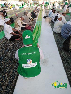 ويتواصل العطاء طوال شهر الخير والنماء من خلال إفطار الصائمين في ساحات المسجد الحرام