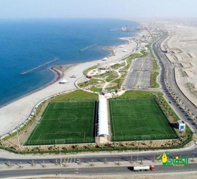 كورنيش شاطئ محافظة بيش يشهد كثافة في أعداد المتنزهين