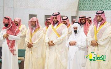 ولي العهد يؤدي صلاة الميت على صاحب السمو الملكي الأمير ممدوح بن عبدالعزيز – رحمه الله- بالمسجد الحرام
