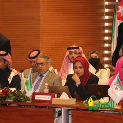 أمير تبوك يواسي الشيخ أحمد الخريصي في وفاة زوجته