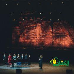 طفل يضحك قهرا