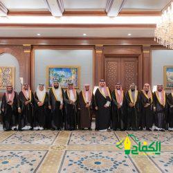 منسوبي مجمع العبادي التعليمي بالطائف يكرمون الحارثي