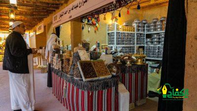 إقبال من المتسوقين والزوار على منتجات مهرجان تمور الجوف