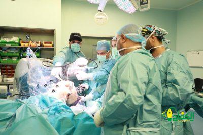 بقيادة الطبيب السعودي أحمد الفيفي – مجمع الملك عبدالله الطبي في جدة ينجح في إجراء عملية جراحية نوعية لسبعينية عبر تقنية الروبوت والذكاء الاصطناعي