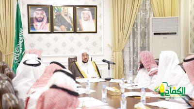 وزير الشؤون الإسلامية يعقد اجتماعاً لمناقشة أعمال ومشاريع الوزارة خلال موسم حج هذا العام 1445هـ