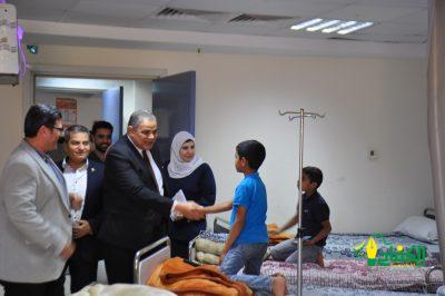 رئيس جامعة كفر الشيخ يطمئن بجمھورية مصر العربية على المرضي الفلسطينيين من مصابي قطاع غزة بالمستشفى الجامعي