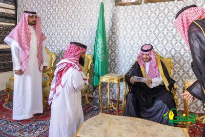 الأمير فيصل بن نواف يزور المراكز التابعة لمحافظة القريات ويلتقي بالأهالي