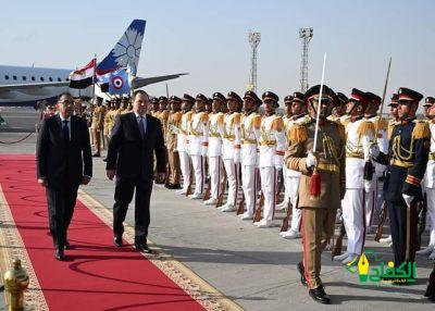 رئيس الوزراء بجمھورية مصر العربية يستقبل نظيره البيلاروسي بمطار القاهرة