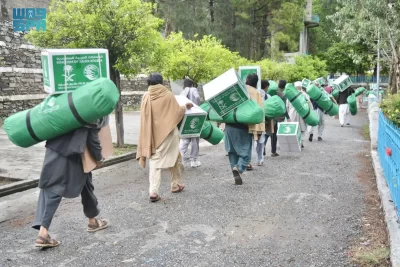 مركز الملك سلمان للإغاثة يوزع 1.160 حقيبة إيوائية في عدة مناطق بإقليم خيبربختون خوا في باكستان