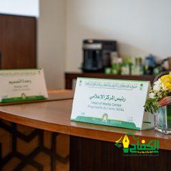 الشؤون الإسلامية تواصل توزيع كتاب مناسك الحج والعمرة