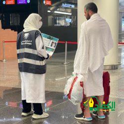 فيما دشنه الشاعر الكبير د. صالح الشادي بنادي جدة للفنون الجميلة : الفنانة التشكيلية نجلاء أحمد تبهر بلوحتها الجميلة زوار معرض البدر