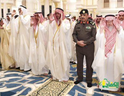 سمو محافظ جدة الأمير سعود بن جلوي يؤدي صلاة عيد الأضحى مع جموع المصلين