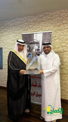 مدير عام فرع وزارة الإعلام بمنطقة مكة يسلم النسخة ال ٢٠ من جائزة قدسي للعيدروس