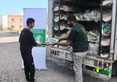 مركز الملك سلمان للإغاثة يوزع 25 ألف ربطة خبز يومياً للأسر اللاجئة في شمال لبنان