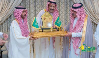 أمير منطقة الباحة يُكرّم مؤسس جائزة الباحة للإبداع والتميز الأمير مشاري بن سعود