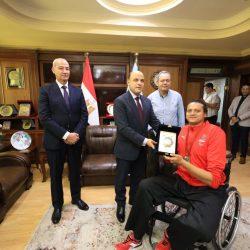 رئيس جامعة كفر الشيخ بجمهورية مصر العربية يشهد مراسم تحية العلم ويقدم التهنئة لطلبة الجامعة بالعام الدراسي الجديد 2024/2025