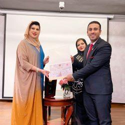 الفنانة التشكيلية تغريد الطاسان تبهر زوار معرضها ( أساطير مضيئة )