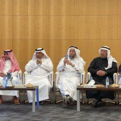 أديب عواري – يقدم برنامج (الاتكيت في العمل التطوعي)