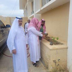 بيئة القنفذة تنفذ فرضية لسقوط صياد وإنقاذه بمرفأ الصيادين