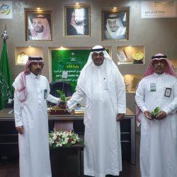 بيئة العرضيات توزع عدد من الشتلات على الأهالي