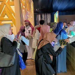 رسام إندونيسي يُجسّد ملوك السعودية في لوحات فنية بمعرض “جسور” في جاكرتا