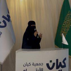 محافظ جدة يكرم الطالبة المتفوقة علا البني لحصولها على الماجستير بمرتبة الشرف الأولى