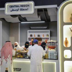 قسم “الكتب المخفضة” في معرض المدينة للكتاب.. تجربة تثري خيارات الزوار