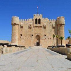 رئيس جامعة كفر الشيخ بجمهورية مصر العربية يستقبل نائب رئيس الوزراء ووزير النقل والصناعة خلال زيارته لحضور مناقشة رسالة دكتوراه بكلية التجارة بالجامعة