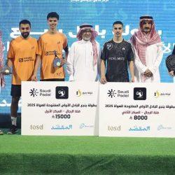 قيد الخاطر- (من قلة الذوق التقدم على من في صف الانتظار بلا استئذان)